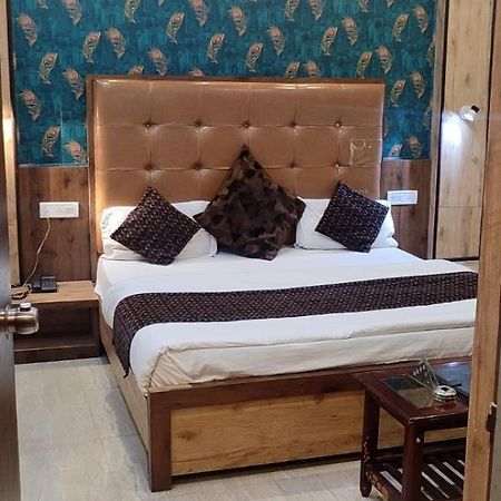 Hotel Metro Лакнау Екстериор снимка